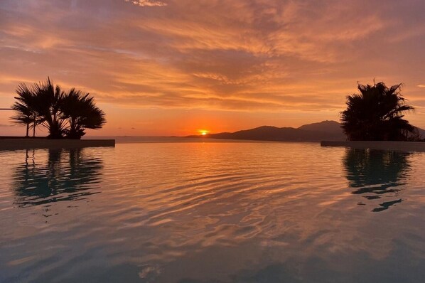 Outdoor pool, an infinity pool - SoleVilla Sole Rossu furnished 5 * - Panoramic sea view ☀️ Heated pool (Albitreccia)