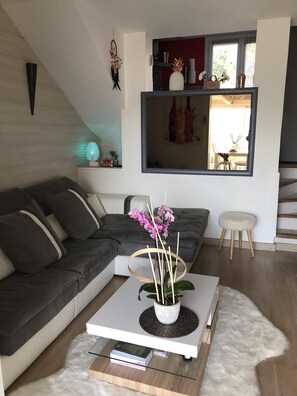 Televisie, een tafeltennistafel en een filmbibliotheek