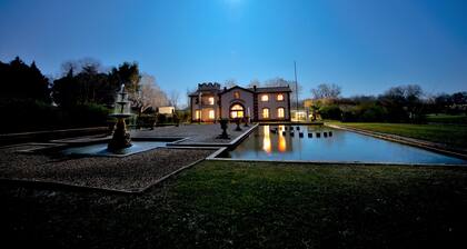 Rare Camargue-Arles, superb property of 500 m2, spa, psicine, 4 to 16 p, park