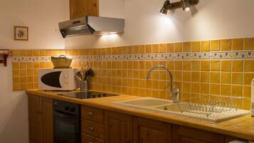 Een microgolfoven, een oven, een vaatwasser