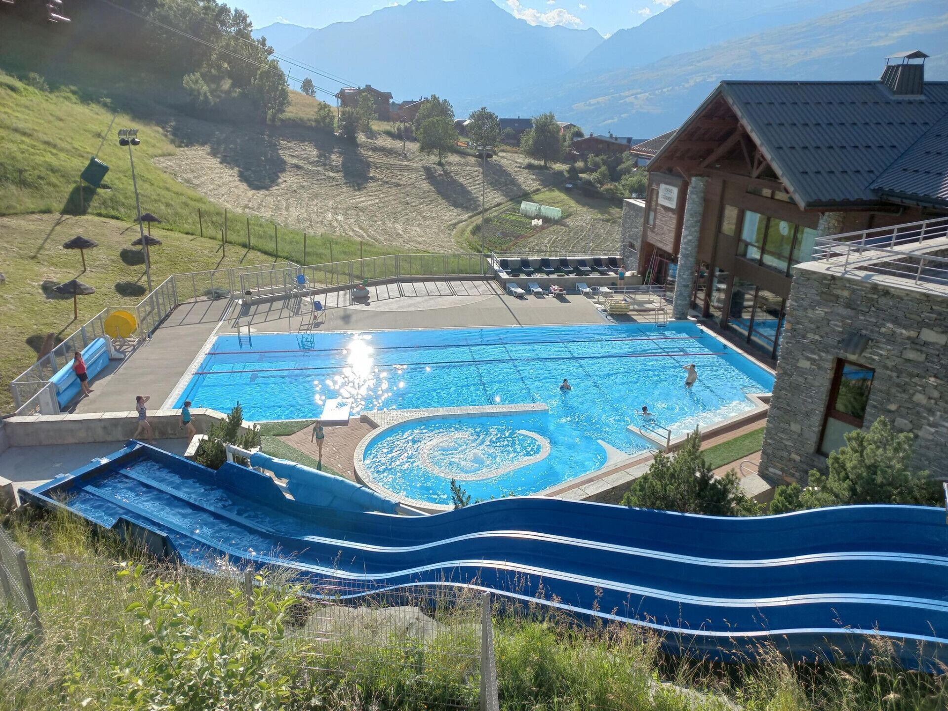 Piscine extérieure été à Montchavin + spa, hammam, sauna et jacuzzi en intérieur