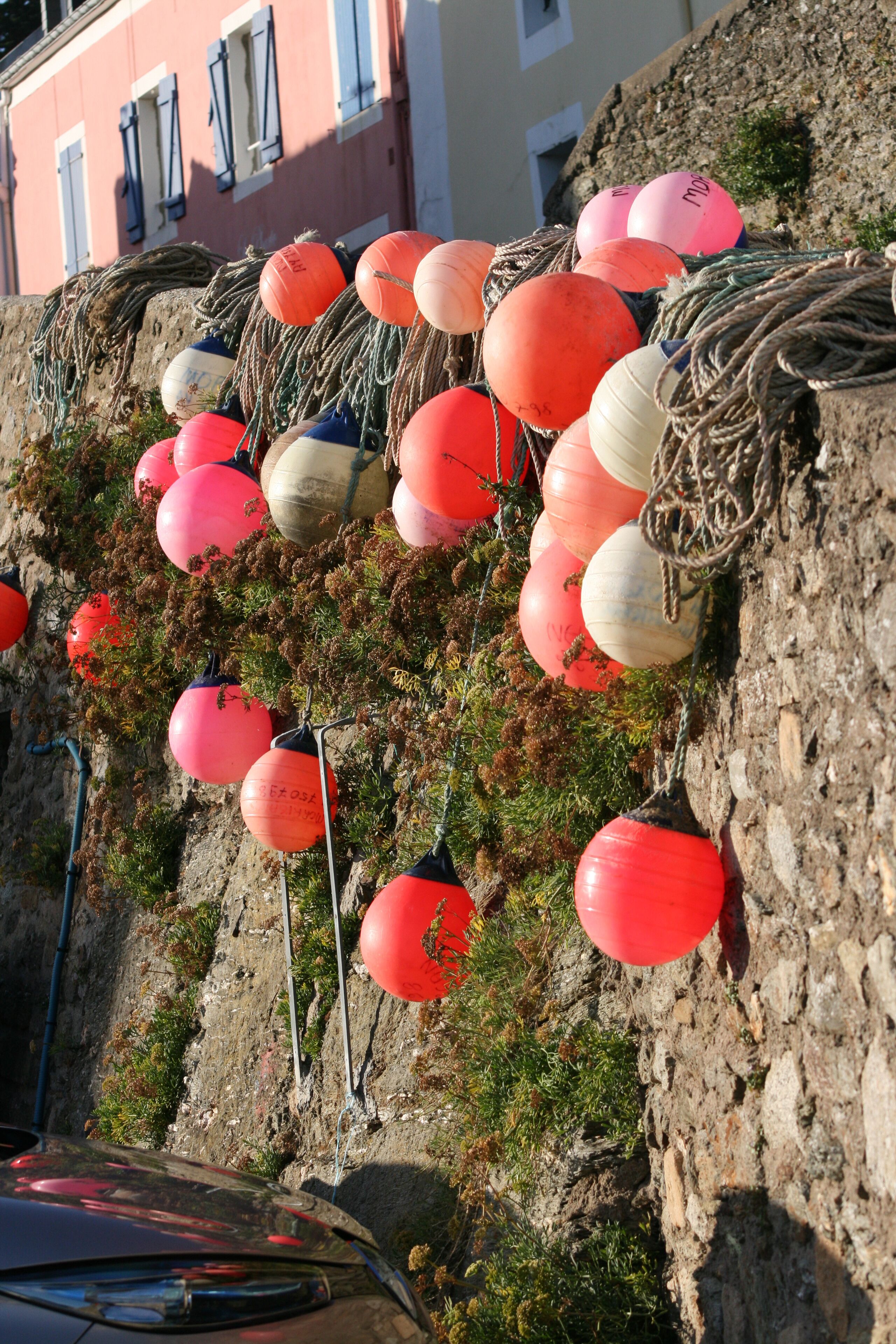 Una pared decorada con globos rojos y blancos.