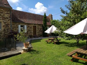 Outdoor dining -  Authentic Périgourdine stone house (comfort and pool)  (Doissat)