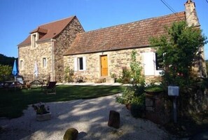 Exterior -  Authentic Périgourdine stone house (comfort and pool)  (Doissat)