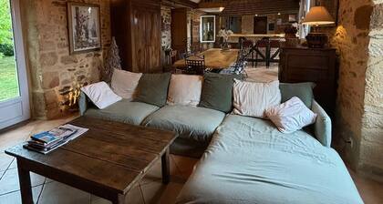 La Mariotte Authentique Périgourdine en pierre (confort et piscine) classée 4 *
