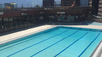 Alberca al aire libre y alberca climatizada