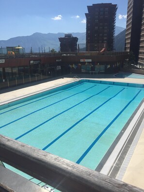 Piscina a l'aire lliure i piscina climatitzada