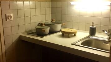 Refrigerador, microondas, parrilla de estufa y cafetera y tetera