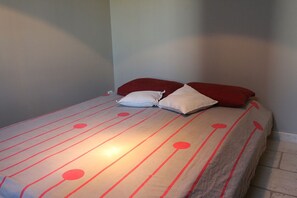 3 bedrooms, iron/ironing board, travel cot, free WiFi