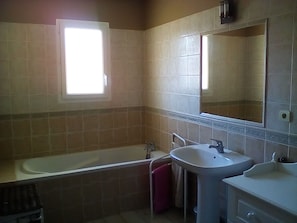 SĂšche-cheveux, serviettes fournies, savon, papier toilette