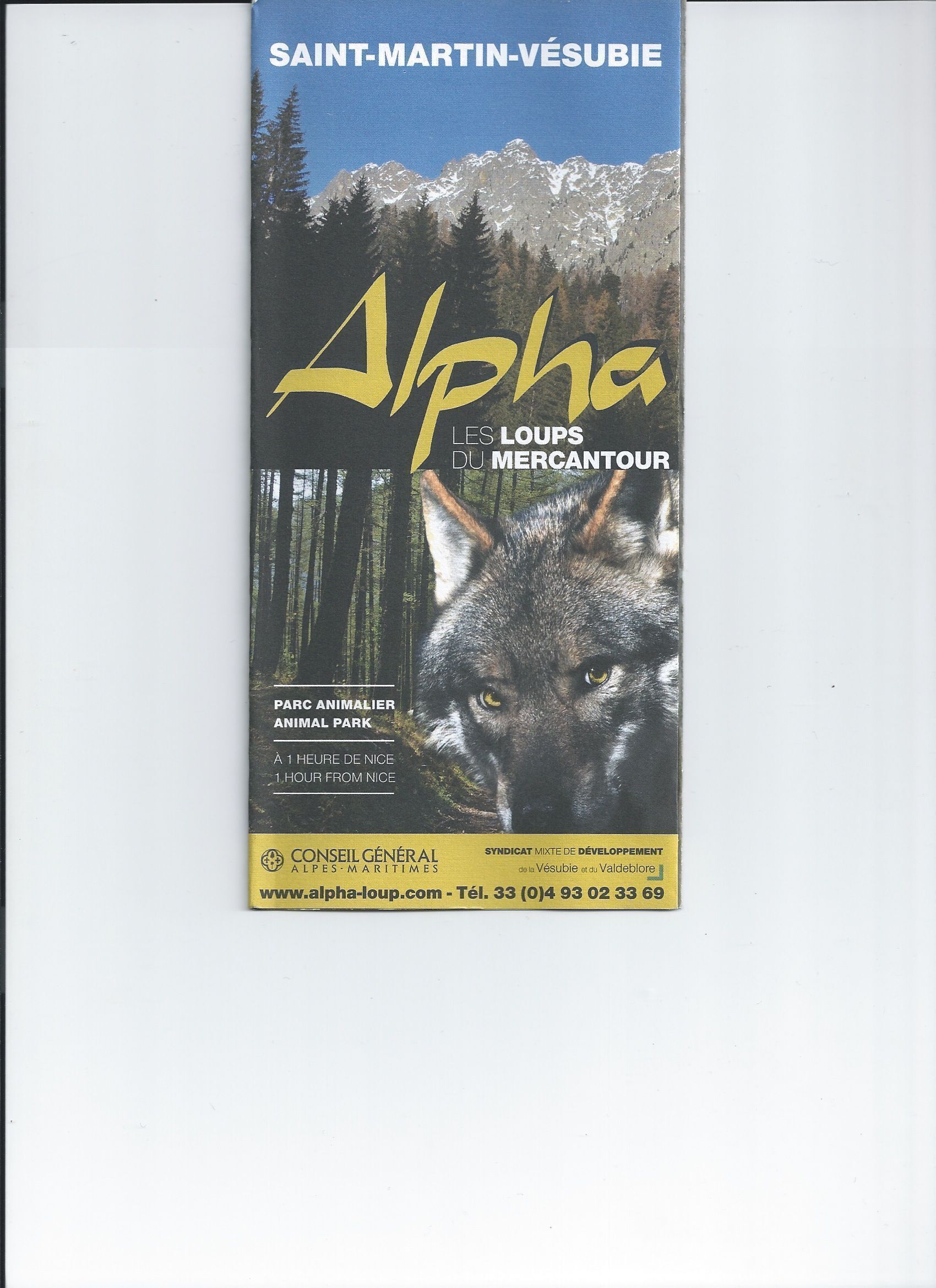 Eine Reisebroschüre für Saint-Martin-Vésubie mit Berglandschaft, einem Wolf und Informationen über den Tierpark Parc Animalier.