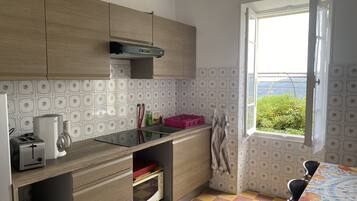 Geladeira, micro-ondas, fogĂŁo, cooktop