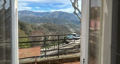 COTE D'AZUR, detached house with large garden in typical village