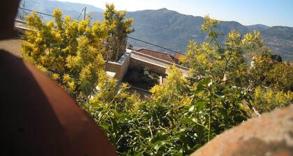 Côte d'Azur, zwischen Meer und Berg, Einzelhaus in einem typischen Dorf