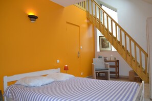 4 bedrooms, iron/ironing board, free WiFi