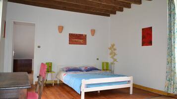 4 bedrooms, iron/ironing board, free WiFi