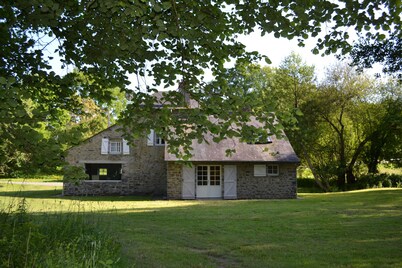 Cottage with pond in Mayenne at the gates of Brittany and Normandy