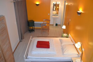 4 bedrooms, iron/ironing board, free WiFi