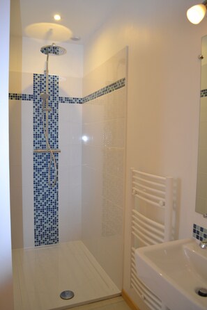 Tina, bidet, jabón, papel de baño 