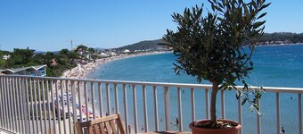 Appartement situe en bord de plage avec superbe vue panoramique sur mer