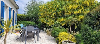 spacious house with large garden and terrace in the Bay of Douarnenez