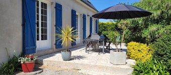 ruime woning met grote tuin en terras in de baai van Douarnenez