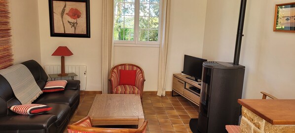 Televisión, reproductor de DVD y estéreo 