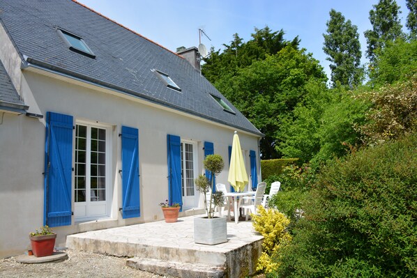 Outdoor dining - spacious house with large garden and terrace in the Bay of Douarnenez (Plomodiern)