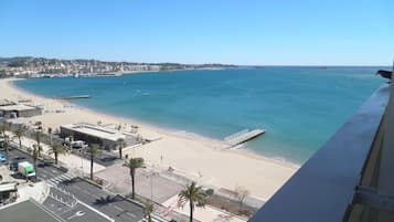 Plage, chaises longues