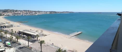 En la playa, sillas reclinables de playa