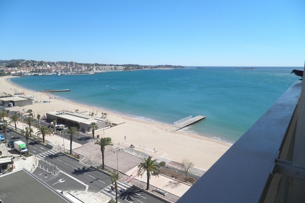 En la playa y camastros