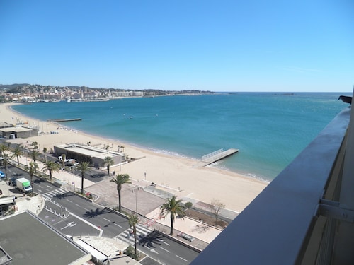 F2 with WATERFRONT VIEWS OF THE MEDITERRANEAN SEA and SAINT-RAPHAEL