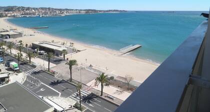 F2 with WATERFRONT VIEWS OF THE MEDITERRANEAN SEA and SAINT-RAPHAEL