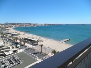En la playa y camastros 