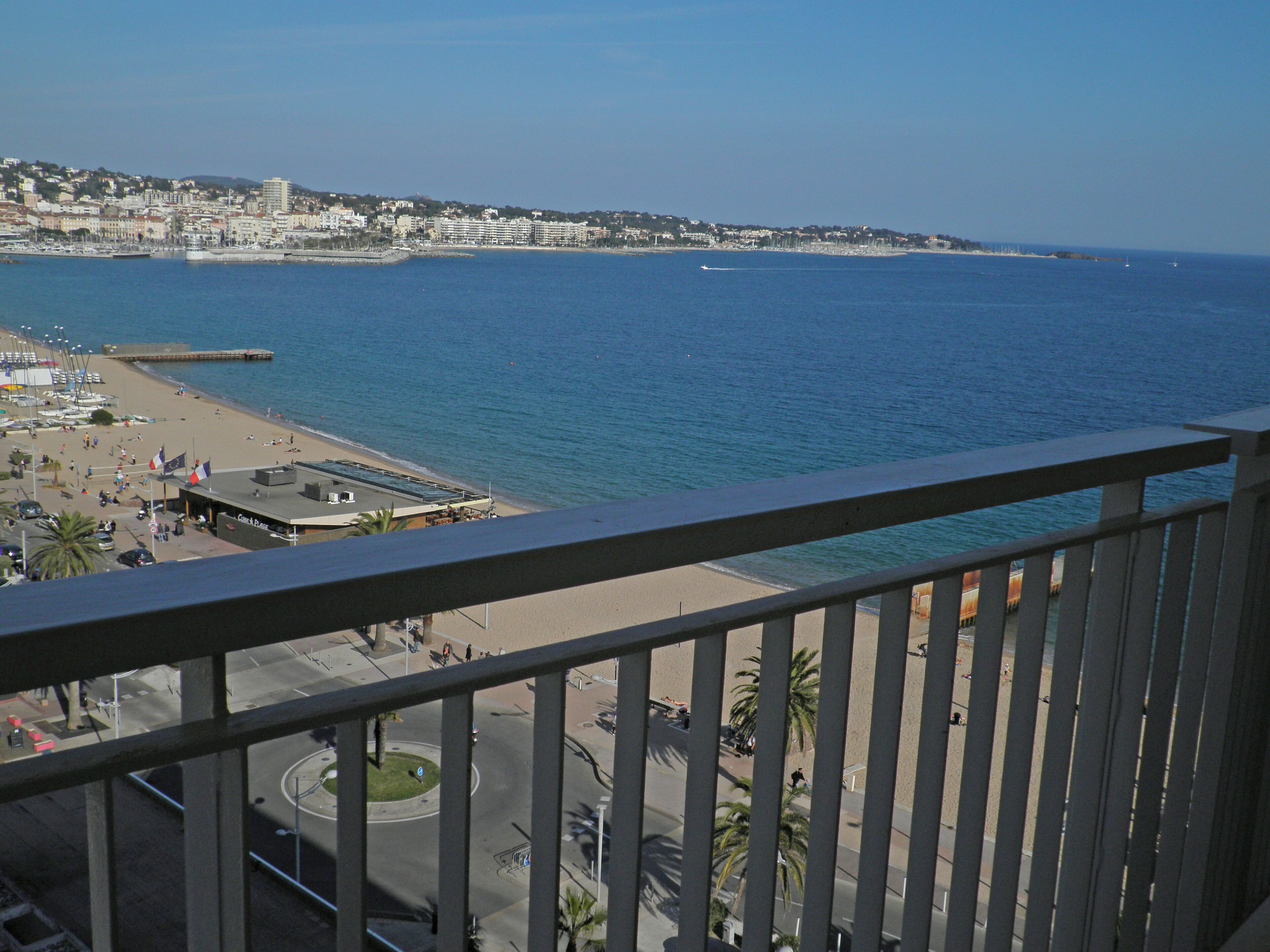 Paisatge urbà costaner amb vistes al mar, una platja i una rotonda.