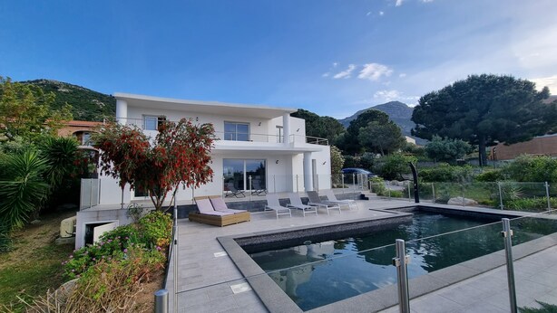 A modern two-story house with a swimming pool, outdoor seating, and a garden. - Vista Para o Mar, Calmo / sem Vis-à-vis, a 5min da Praia, Piscina com Portões (Calvi)