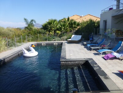 Vista Para o Mar, Calmo / sem Vis-à-vis, a 5min da Praia, Piscina com Portões