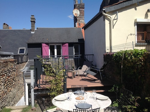 fisherman's house with garden and terrace facing south. Furnished tourist accommodation ***