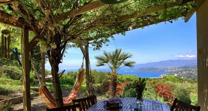 2 makuuhuoneen mökki maaseudulla, panoraamanäköala ja lähellä merta.