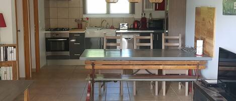 Geladeira, micro-ondas, fogão, cooktop