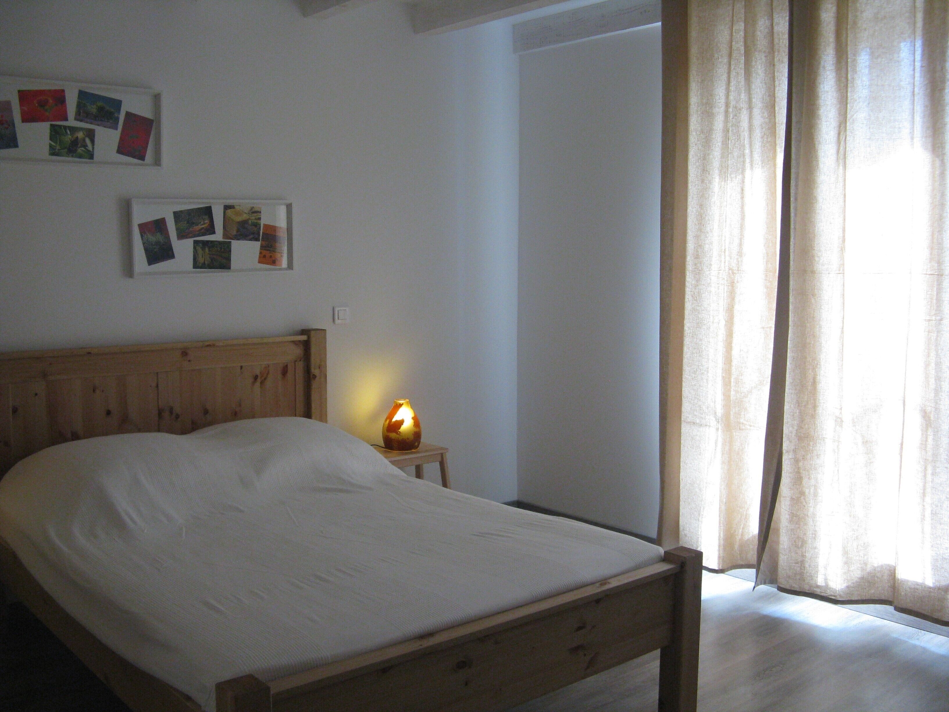 3 chambres, coffres-forts dans les chambres, fer et planche à repasser