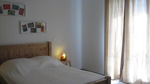 2 soverom, safe på rommet, strykejern/-brett og reiseseng for barn