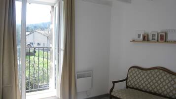 Télévision, lecteur de DVD, livres, chaîne hi-fi