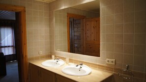 Een bad/douchecombinatie, een haardroger, een bidet, handdoeken