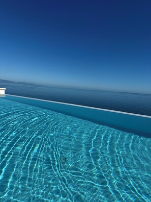 Een infinitypool en een verwarmd zwembad