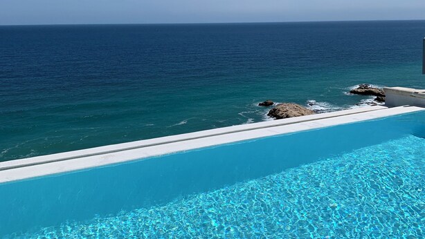 A clear blue pool with a view of the ocean. - Villa by the sea - Breathtaking sea view & infinity pool - Costa del Sol (manilva)
