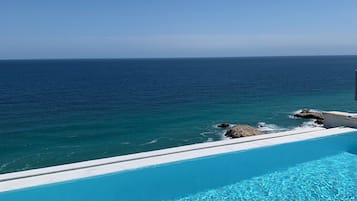 Een infinity pool, een verwarmd zwembad