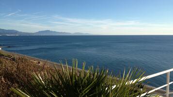 Playa en los alrededores, camastros y toallas de playa