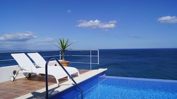 Una piscina con borde infinito, una piscina climatizada