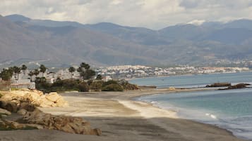 Ubicación cercana a la playa y tumbonas